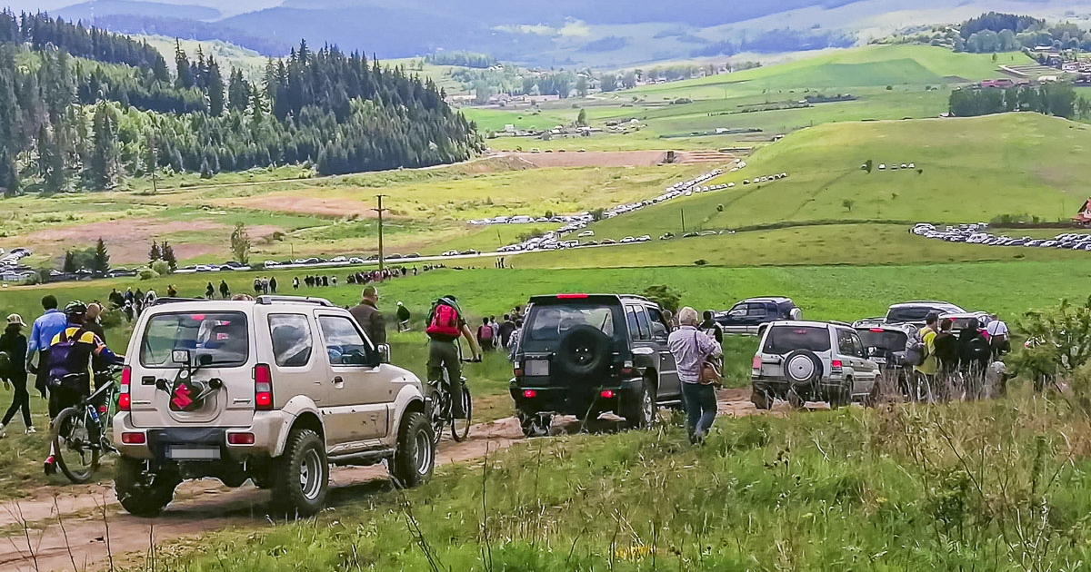 Terepjáróval érkeztek a búcsú helyszínére